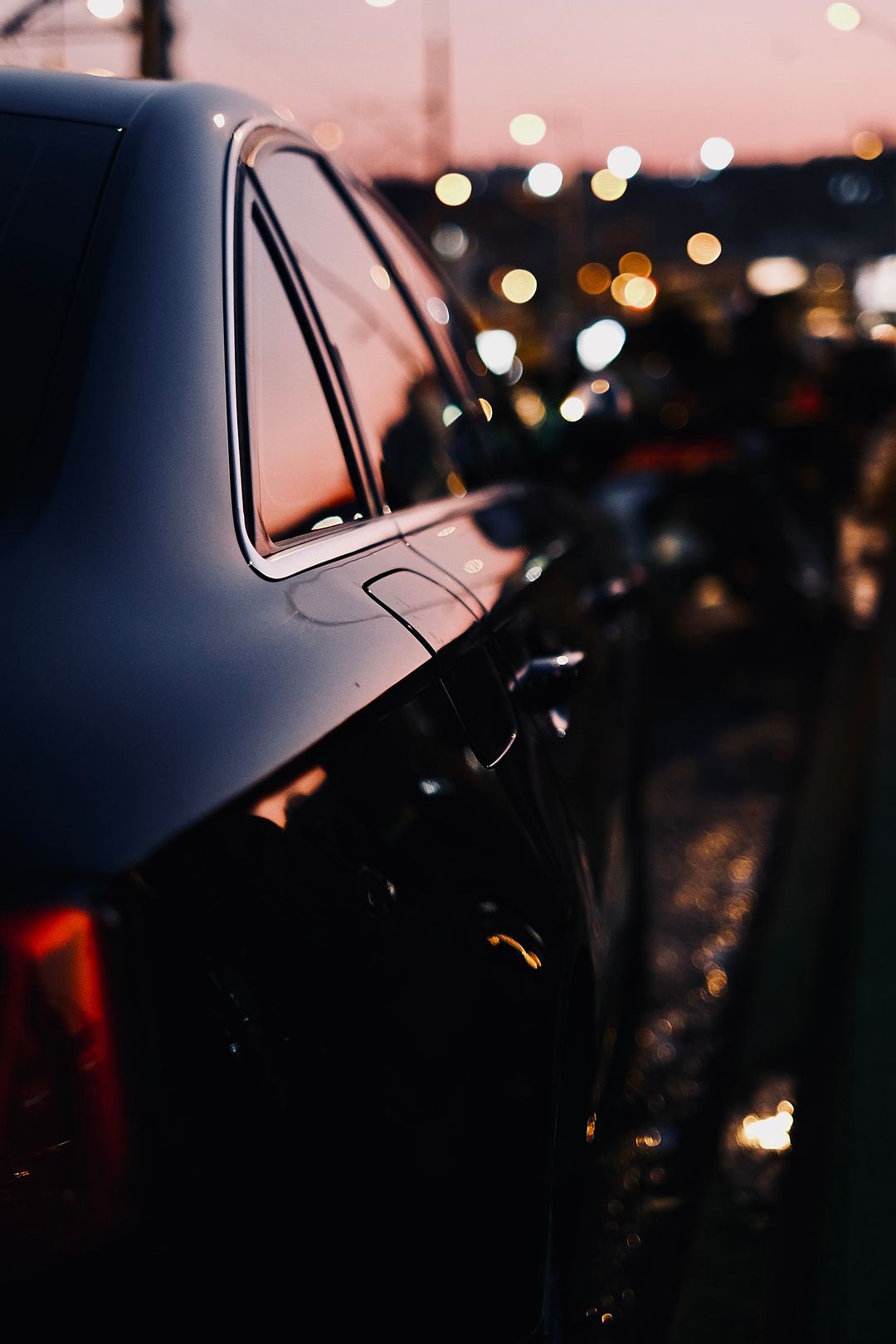 Autotür bei Nacht mit Lichtern der Stadt