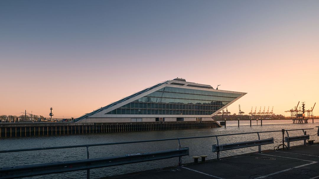 Dockland in Hamburg-Altona bei Sonnenuntergang