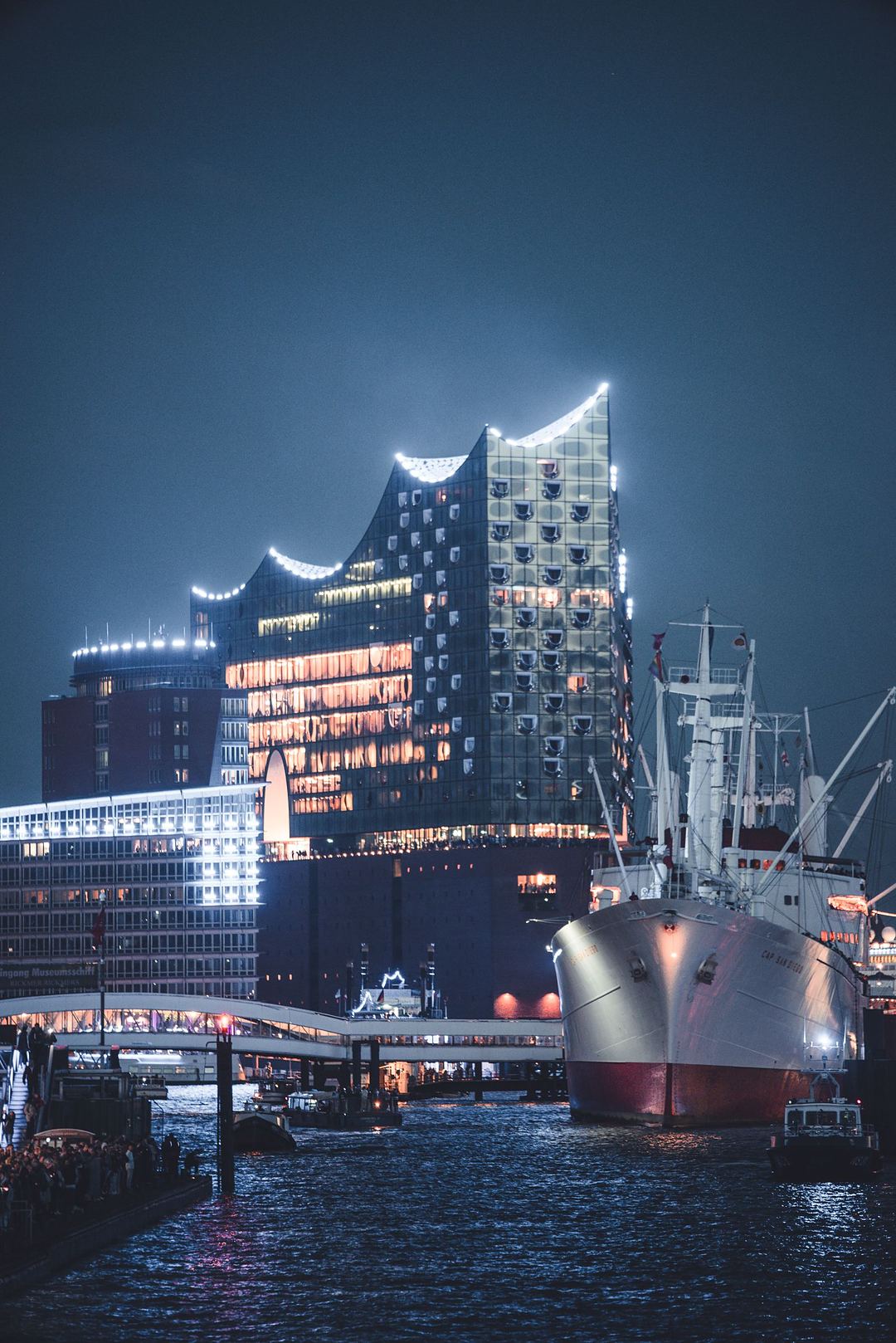 Elbphilharmonie in Hamburg zur blauen Stunde