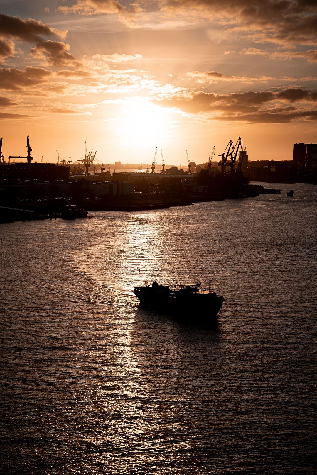 Hamburger Hafen bei Sonnenuntergang