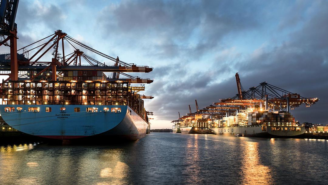 Containerterminal im Hamburger Hafen am Abend