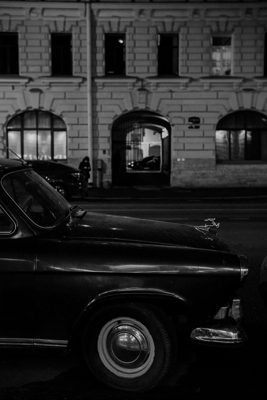 Oldtimer am Straßenrand in Schwarz-Weiß