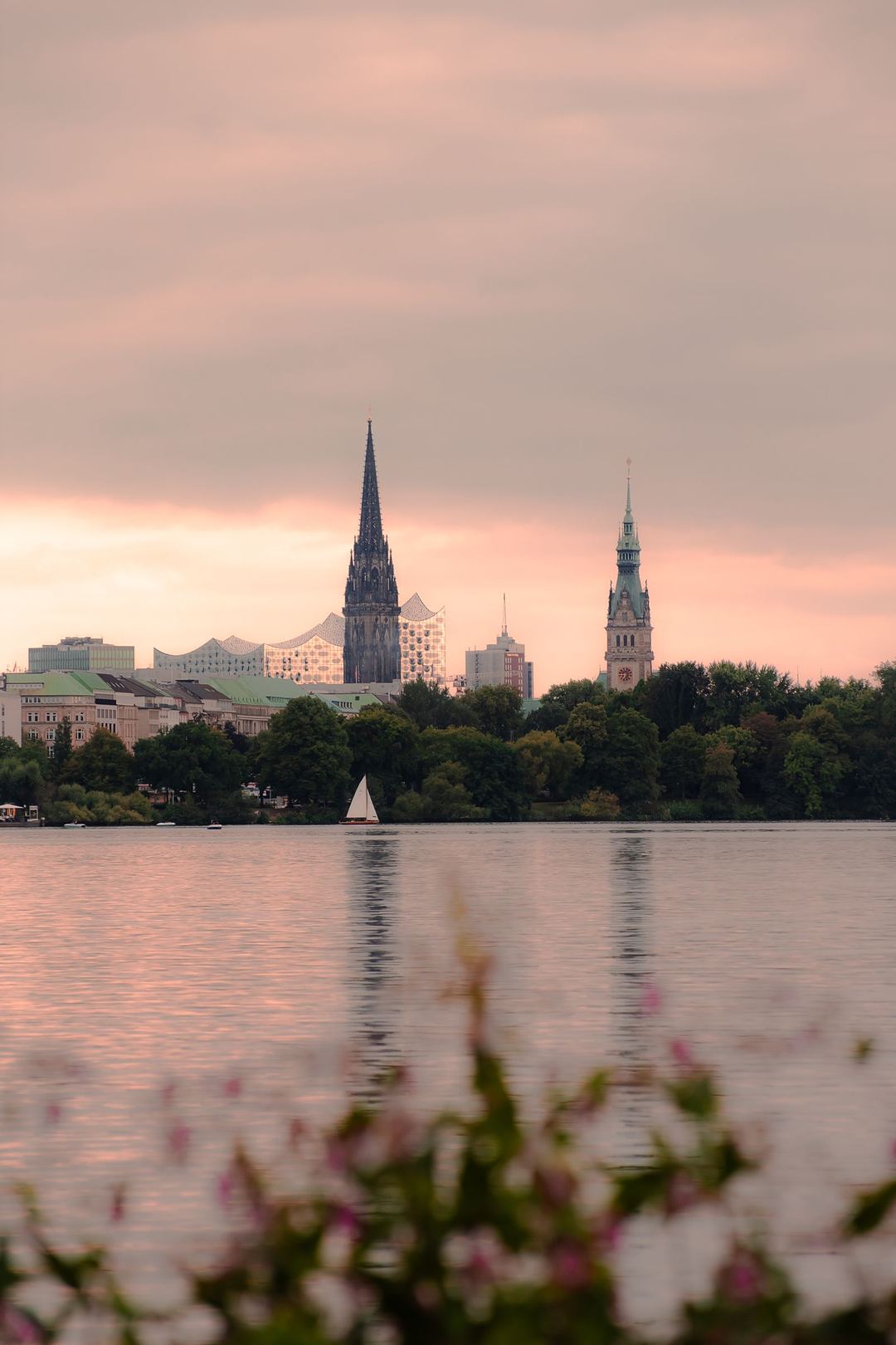 Hamburger Kirchtürme über der Alster bei Sonnenuntergang