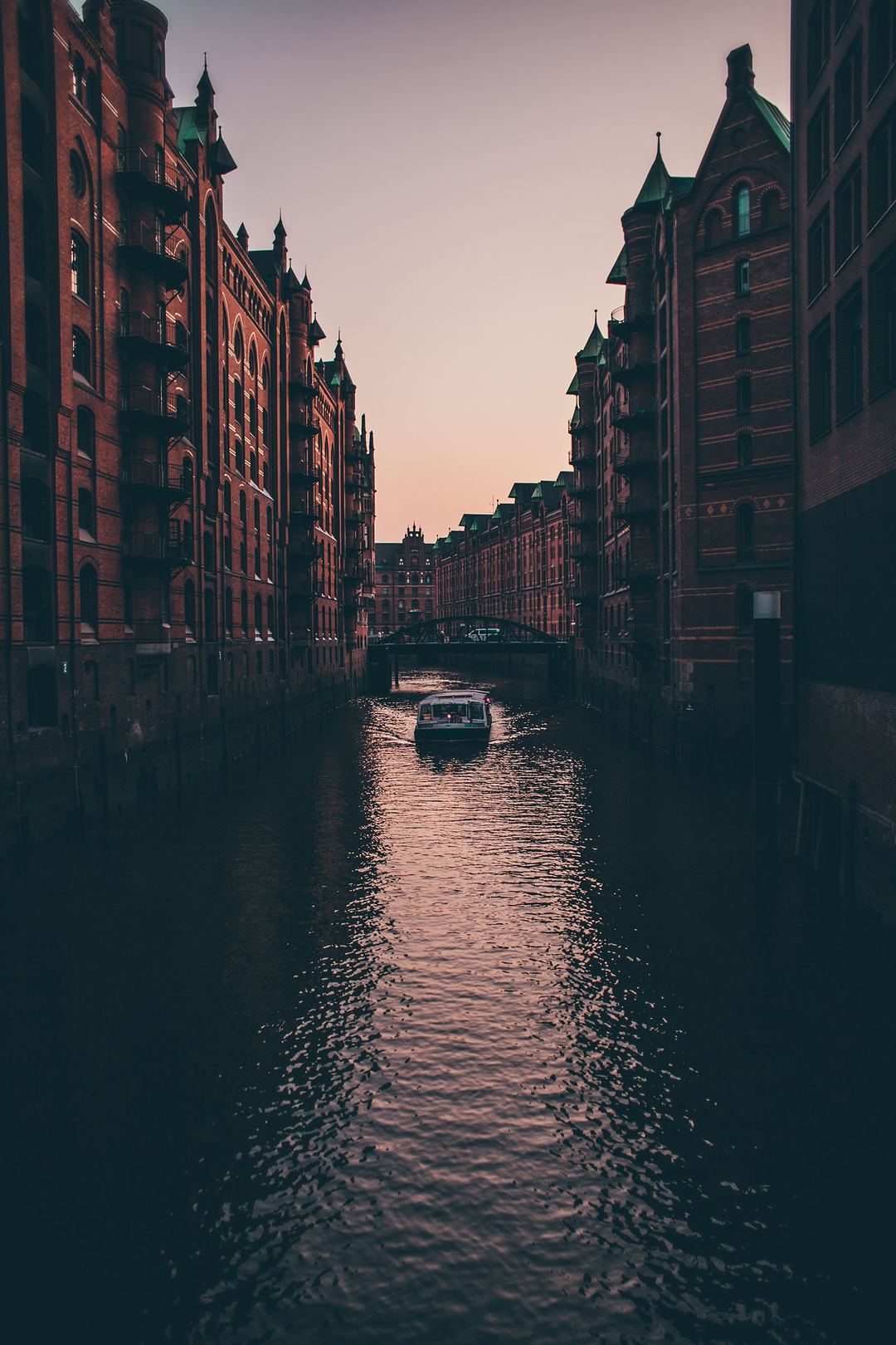 Speicherstadt in Hamburg in der Abenddämmerung