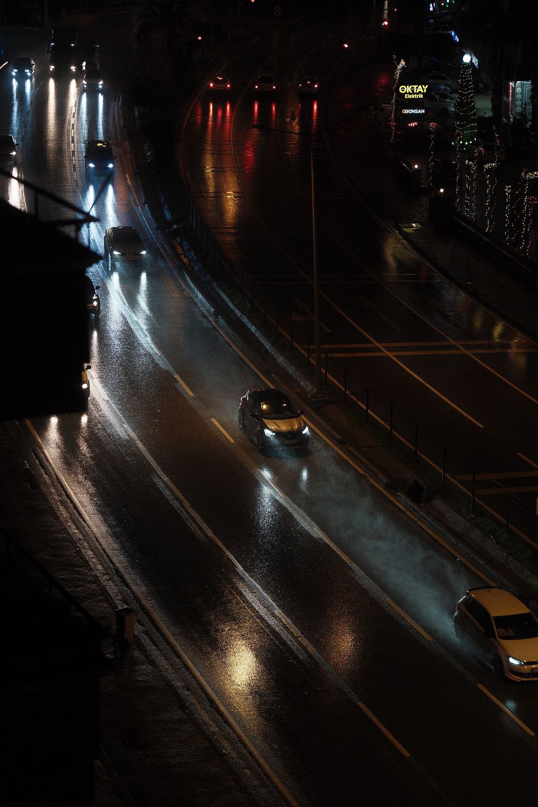 Nasse Straße bei Nacht von oben