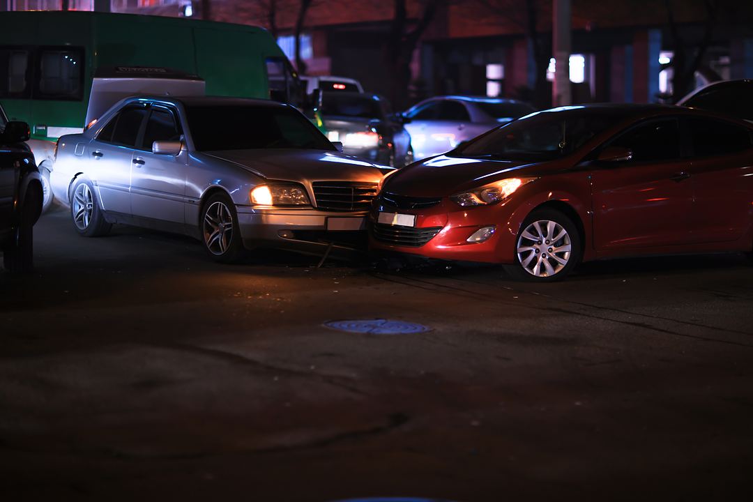Zwei Autos nach einem Zusammenstoß auf einer Stadtstraße bei Nacht